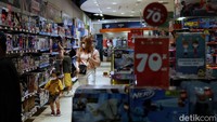 Menjelang tutup tahun, berbagai toko di pusat perbelanjaan pun berlomba-lomba memberikan diskon untuk menarik minat para pengunjung.
