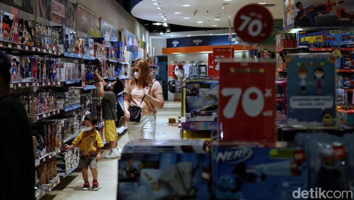 Diskon jadi hal yang paling dinanti menjelang pergantian tahun. Sejumlah toko di pusat perbelanjaan pun berlomba-lomba sediakan diskon untuk menarik pengunjung.