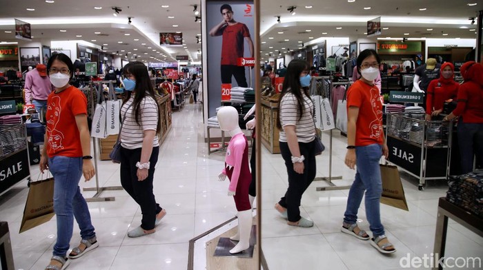 Diskon jadi hal yang paling dinanti menjelang pergantian tahun. Sejumlah toko di pusat perbelanjaan pun berlomba-lomba sediakan diskon untuk menarik pengunjung.