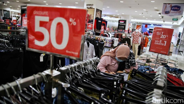 Antusias Warga Berburu Diskon Akhir Tahun di Pusat Perbelanjaan Diskon jadi hal yang paling dinanti menjelang pergantian tahun. Sejumlah toko di pusat perbelanjaan pun berlomba-lomba sediakan diskon untuk menarik pengunjung.