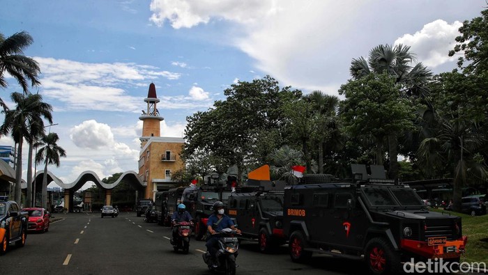 Apel Pengamanan Malam Tahun Baru di Ancol Apel pengamanan malam tahun baru digelar di Ancol, Jakarta, Jumat (31/12). TNI-Polri akan dikerahkan untuk mencegah kerumunan malam tahun baru.