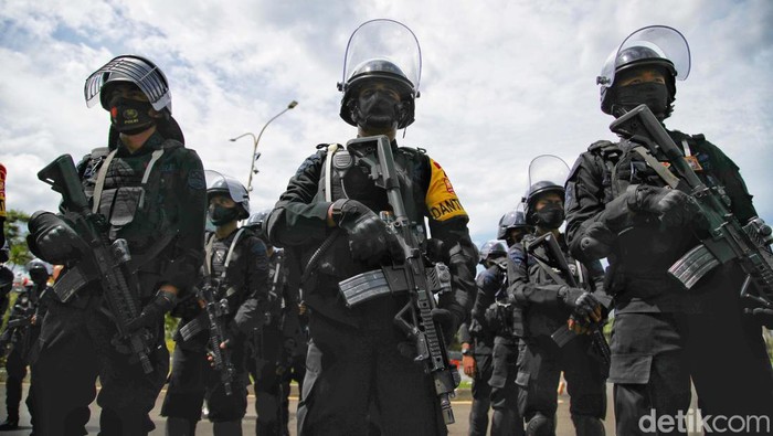 Apel Pengamanan Malam Tahun Baru di Ancol Apel pengamanan malam tahun baru digelar di Ancol, Jakarta, Jumat (31/12). TNI-Polri akan dikerahkan untuk mencegah kerumunan malam tahun baru.