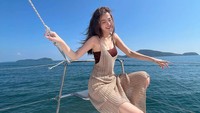 Baifern Luevisadpaibul tampak berada di sebuah yacht. (Foto: dok. Instagram @baifernbah)