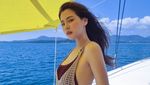 10 Potret Baifern Luevisadpaibul Happy dan Seksi Liburan di Phuket