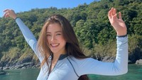 Keceriaan Baifern Luevisadpaibul saat liburan di Phuket. (Foto: dok. Instagram @baifernbah)