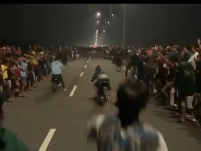 Balap Liar di Jalur Akses Tol Setono, Kota Pekalongan, Jumat (31/12/2021).