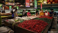 Salah satu bahan makanan yang banyak diburu warga adalah sayur dan buah-buahan.