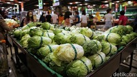 Meski sejumlah harga bahan makanan melonjak, tak sedikit warga yang antusias berbelanja berbagai kebutuhan pangan menjelang malam pergantian tahun.