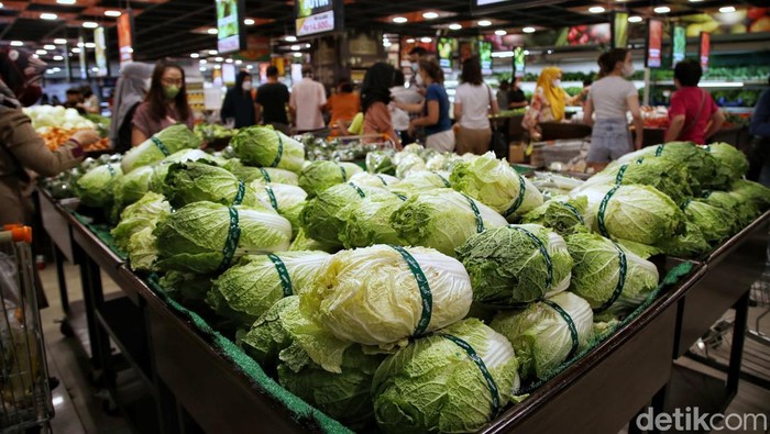 Sejumlah warga mendatangi supermarket di kawasan Jakarta Utara jelang malam pergantian tahun. Beberapa di antaranya membeli berbagai buah dan sayuran.
