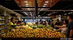 Akhir Tahun Harga-harga Naik, Supermarket Tetap Ramai