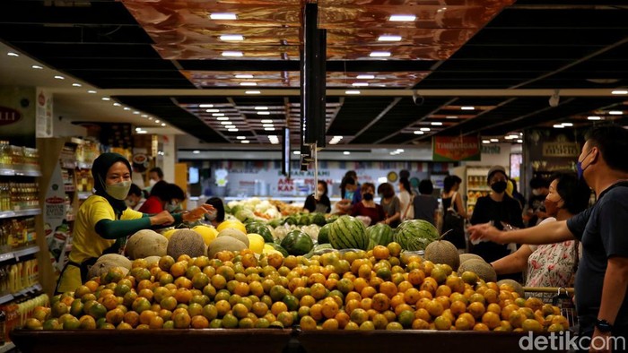 Sejumlah warga mendatangi supermarket di kawasan Jakarta Utara jelang malam pergantian tahun. Beberapa di antaranya membeli berbagai buah dan sayuran.