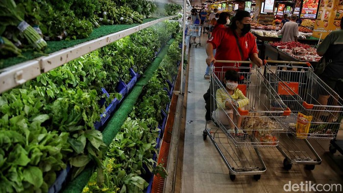 Begini Sibuknya Supermarket di Jakarta Jelang Malam Tahun Baru Sejumlah warga mendatangi supermarket di kawasan Jakarta Utara jelang malam pergantian tahun. Beberapa di antaranya membeli berbagai buah dan sayuran.