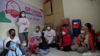 Ketua Umum Relawan Ganjar Pranowo (GP) Center Lina Novita (tengah) dan Sekjen Agandha Armen memberikan sambutan saat acara GP Center berbagi literasi untuk Indonesia di Paud Cahaya Jakarta Pusat, Jumat (31/12/21).