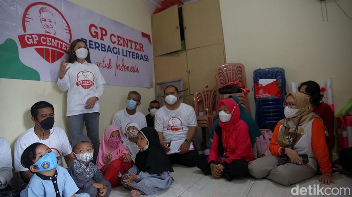 Berbagi Literasi untuk Indonesia Relawan Ganjar Pranowo (GP) Center gelar acara berbagi literasi untuk Indonesia di Paud Cahaya Jakarta Pusat, Jumat (31/12/21). Ini untuk meningkatkan minat baca anak.