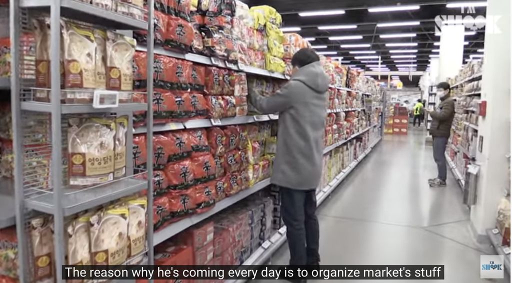 Bukan Pegawai, Pria Ini Tiap Hari ke Supermarket untuk Beresi Makanan