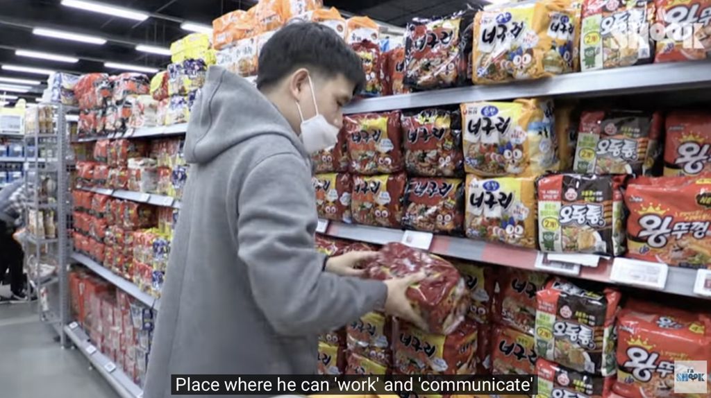 Bukan Pegawai, Pria Ini Tiap Hari ke Supermarket untuk Beresi Makanan