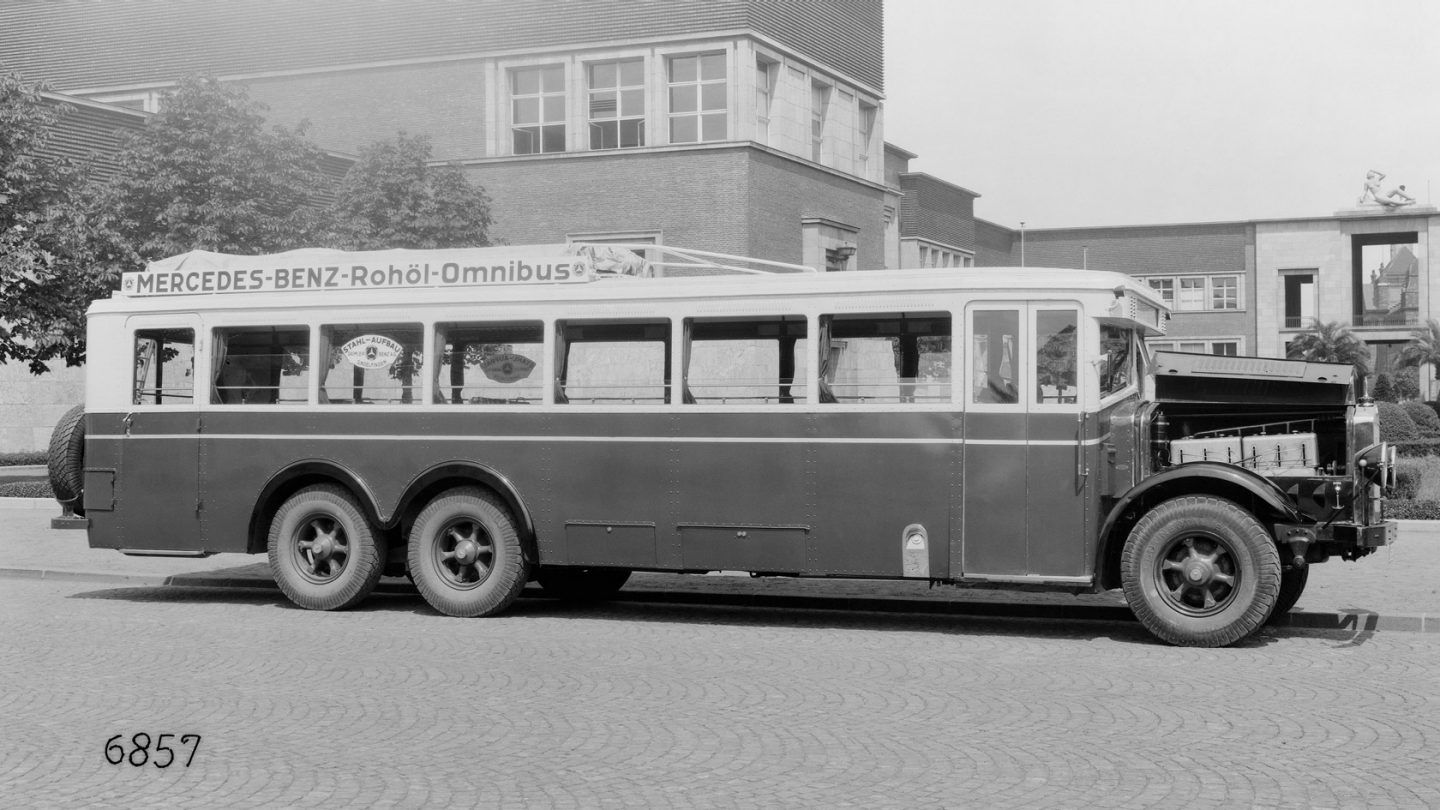 Bus tronton (triple axle) pertama Mercedes-Benz yang dibuat pada 1928