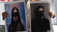 Selain itu, mereka kerap mengirimkan foto seksi Cassandra Angelie kepada calon pelanggan. Pool/Palevi S/detikFoto