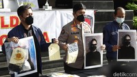 Polisi saat perilisan kasus prostitusi artis CA yang disebut Cassandra Angelie di Polda Metro Jaya pada Jumat (31/12). Pool/Palevi S/detikFoto