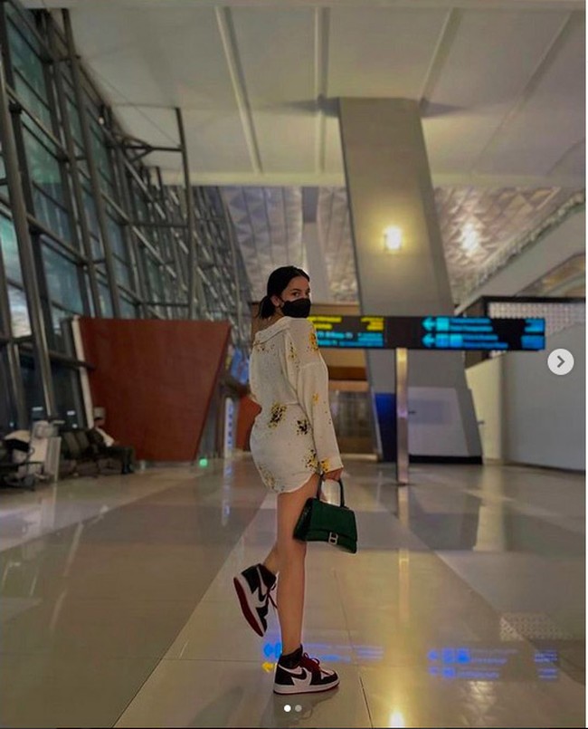 Peran yang bersangkutan (CA) adalah sebagai model dan artis yang dapat melakukan hubungan layaknya suami-istri dengan bayaran tertentu serta menggunakan rekening bank dari sebuah bank swasta sebagai penampungan pembayaran atas jasa prostitusi online tersebut, kata Kabid Humas Polda Metro Jaya Kombes Zulpan di Mapolda Metro Jaya, Jl Sudirman, Jakarta, Jumat (31/12/2021), seperti dikutip detikNews. (Foto: Instagram/@cassangelie)