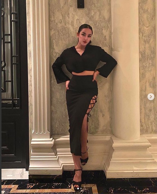 Aktris Cassandra Angelie terserat kasus prostitusi. Sebelum ditangkap, ia kerap mengunggah foto OOTD yang memperlihatkan gayanya yang seksi. (Foto: Instagram/@cassangelie)