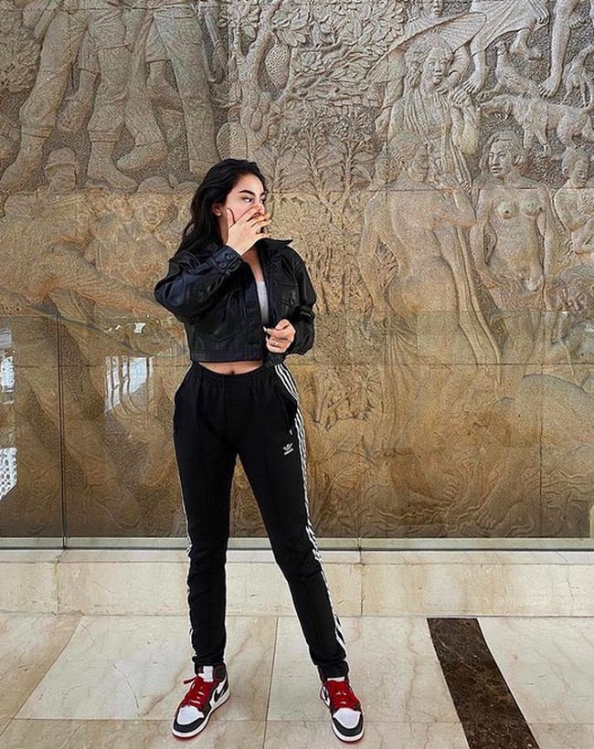 Saat bergaya kasual sporty pun, Cassandra Angelie harus terlihat seksi. Seperti di foto ini, ia memakai cropped-jacket yang senada dengan celana training Adidas-nya. Tidak ketinggalan sneakers Jordan untuk melengkapi gayanya.  (Foto: Instagram/@cassangelie)