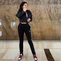 Saat bergaya kasual sporty pun, Cassandra Angelie harus terlihat seksi. Seperti di foto ini, ia memakai cropped-jacket yang senada dengan celana training Adidas-nya. Tidak ketinggalan sneakers Jordan untuk melengkapi gayanya.  (Foto: Instagram/@cassangelie)