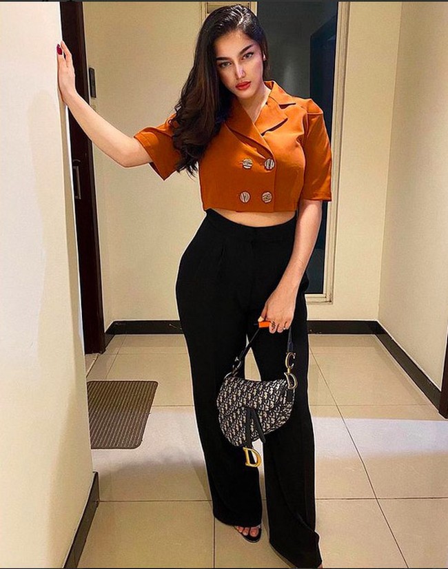 Kalau foto OOTD ini memperlihatkan gaya preppy Cassandra Angelie. Cropped-blouse yang mengekspos perut jadi andalan demi terlihat seksi. (Foto: Instagram/@cassangelie)