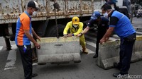 Penutupan jalan ini dilakukan mulai pukul 12.00 WIB.