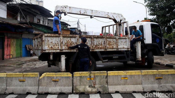 Sebanyak 10 akses jalan di wilayah Kemayoran, Jakarta, ditutup jelang malam tahun baru. Penutupan dilakukan guna cegah kerumunan saat malam pergantian tahun.