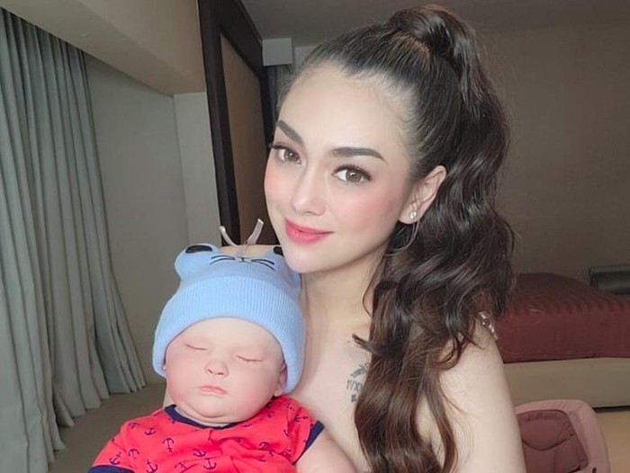 Celine Evangelista perkenalkan anak baru.