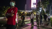 Petugas Satpol PP DKI Jakarta membubarkan warga yang berkumpul saat berlangsungnya Crowd Free Night di kawasan Bundaran HI, Jakarta. ANTARA FOTO/Aprillio Akbar