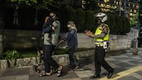 Polisi Lalu Lintas membubarkan warga yang berkumpul saat berlangsungnya Crowd Free Night di kawasan Bundaran HI, Jakarta. ANTARA FOTO/Aprillio Akbar