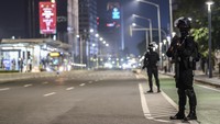 Sejumlah personel Satbrimob Polda Metro Jaya berjaga saat pemberlakuan Crowd Free Night di Bundaran Hotel Indonesia, Jakarta. ANTARA FOTO/M RISYAL HIDAYAT