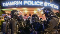 Sejumlah personel Satbrimob Polda Metro Jaya berjaga saat pemberlakuan Crowd Free Night di Bundaran Hotel Indonesia, Jakarta. ANTARA FOTO/M RISYAL HIDAYAT