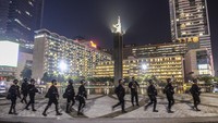 Sejumlah personel Satbrimob Polda Metro Jaya berjaga saat pemberlakuan Crowd Free Night di Bundaran Hotel Indonesia, Jakarta, Jumat (31/12/2021). Polda Metro Jaya memberlakukan pengendalian mobilitas Crowd Free Night (malam bebas keramaian) pada malam tahun baru 2022 yang berlangsung mulai pukul 22.00 - 04.00 WIB. ANTARA FOTO/M Risyal Hidayat