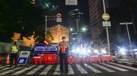 Petugas gabungan menutup akses jalan menuju Bundaran Hotel Indonesia dari Jalan Imam Bonjol, Jakarta. ANTARA FOTO/M RISYAL HIDAYAT