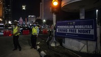 Polisi Lalu Lintas dan petugas Transjakarta berjaga saat berlangsungnya Crowd Free Night di kawasan Bundaran HI, Jakarta. ANTARA FOTO/Aprillio Akbar