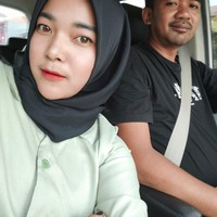 Video pasangan beda usia tersebut sudah ditonton lebih dari 2 juta Views. Warganet langsung membanjiri kolom komentar, ada yang mengatakan jika pasangan tersebut seperti bapak dan anak. Gua yakin si cowok sampe putus asa nunggu jodohnya, yang dicari ternyata masih TK, carinya ampe hampir botak separo, ucap akun @SENTOLOP Yoga. Seperti anak dan bapak, nyinyir akun @tini7999. Berasa kek oom dengan keponakannya, saut akun @Rakyat biasa. Foto: Dok. pribadi Jeny Puspita.