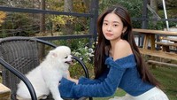 Pemilik nama asli Song Ji Ah tersebut mendapatkan pujian dari publik karena kecantikan dan penampilannya yang unik. Foto: (dok. Instagram @dear.zia)