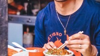 Selain minum kopi di kafe, Robby ternyata juga doyan makan mie ayam. Menyambangi kedai-kedai mie ayam sederhana dirinya begitu bahagia saat Menikmati semangkuk mie yang hangat. Foto: Instagram/robbypurba