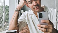 Tak hanya malam hari, menikmati waktu luang juga dimanfaatkan Robby untuk menikmati secangkir minuman hangat. Memilih duduk menghadap luar, Robby menikmati pemandangan indah di kafe yang didatanginya. Foto: Instagram/robbypurba