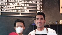 Robby juga mengaku dirinya tak bisa beraktivitas seperti biasa. Setiap bergerak dan berolahraga tubuhnya akan merasakan sakit di bagian dada. Foto: Instagram/robbypurba
