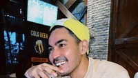 Beristirahat di sebuah kafe dengan minuman yang segar juga sering dilakukan oleh Robby. Sambil bermain ponsel, Robby begitu menikmati malam istirahatnya. Foto: Instagram/robbypurba