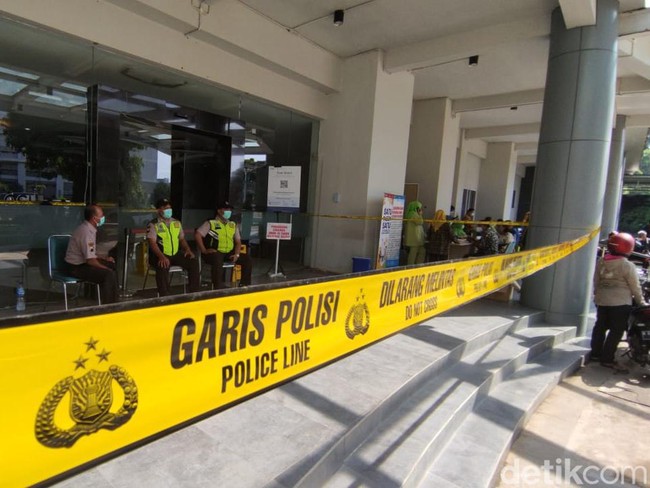 Gedung Kasuari RSUP Kariadi Semarang dipasangi garis polisi, Jumat (31/12/2021). Gedung Kasuari RSUP Kariadi Semarang dipasangi garis polisi, Jumat (31/12/2021).