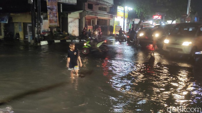 Genangan di Jalan Gajah, Semarang, Jumat (31/12/2021).