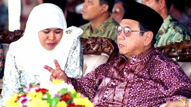 Hari ini merupakan 12 tahun wafatnya Presiden RI keempat Abdurrahman Wahid (Gus Dur). Gubernur Jatim Khofifah Indar Parawansa menyebut, Gus Dur lebih suka disebut sosok yang humanis daripada pluralis.