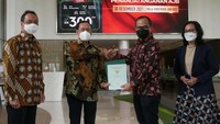 Marketing Director Agung Podomoro Land Agung Wirajaya, Direktur Utama PT Graha Tunas Selaras/Wakil Direktur Utama Agung Podomoro Land Noer Indradjaja, Ketua Yayasan Pendidikan Gunadarma Alvin Pratama, dan Sekretaris Yayasan Pendidikan Gunadarma Matrissya Hermita, saat Penandatanganan Serah Terima Lahan dan Akta Jual Beli Universitas Gunadarma di Marketing Gallery Podomoro Golf View, Cimanggis, Depok.