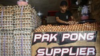Penjual merapikan telur di salah satu agen di Jakarta Timur, Jumat (31/12/2021).