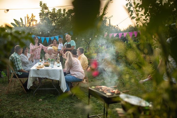 Ini Pandangan Islam Soal Pesta BBQ dan Makan-makam Bersama saat Malam Tahun Baru